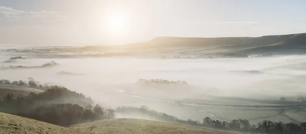 Impresionante niebla Inglés paisaje rural al amanecer en invierno con — Foto de Stock