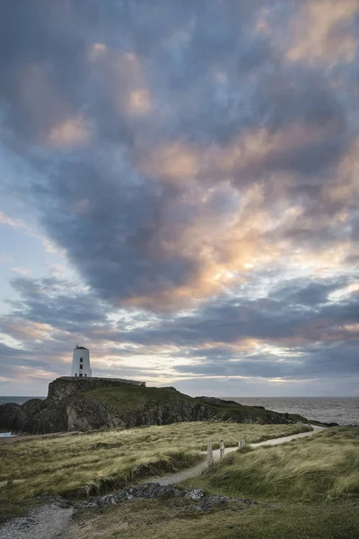 Landschaftsbild des twr mawr Leuchtturms auf der Insel ynys llanddwyn — Stockfoto