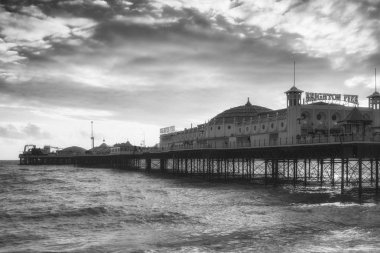 Brighton Pi güzel siyah ve beyaz kış günbatımı manzarası