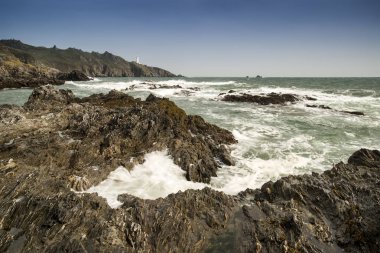 Başlangıç noktası deniz feneri Cornwa bir kayalık engebeli deniz manzara