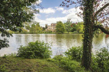 Güzel mavi gökyüzü yaz günü peyzaj köşkte heybetli ev