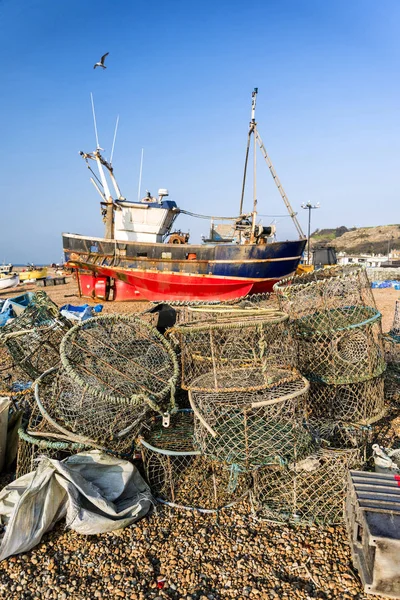 Old Fishing boats and equipment on Hastings beach landscape at d — Stock Photo, Image