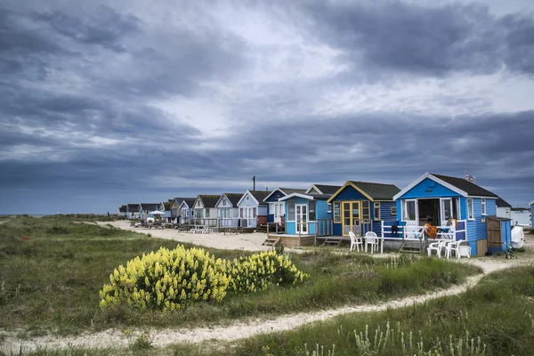 Bela paisagem de céu tempestuoso dramático sobre cabanas de praia em gr — Fotografia de Stock