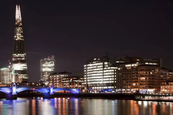 Beautiful landscape image of the London skyline at night looking — Stock Photo, Image