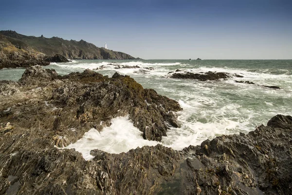 Başlangıç noktası deniz feneri Cornwa bir kayalık engebeli deniz manzara — Stok fotoğraf