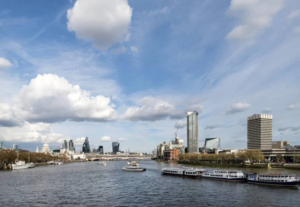 Krásná krajina obraz pohled z Waterloo bridge podél řeky — Stock fotografie