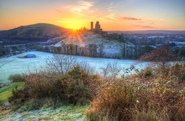 Immagine paesaggistica di vecchie rovine medievali del castello in inverno con fros — Foto Stock