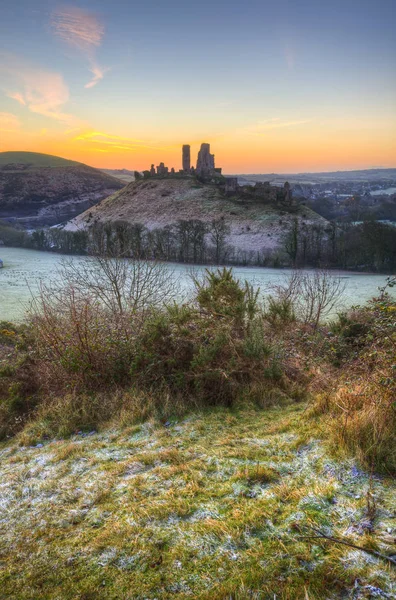 Prachtige middeleeuwse kasteel ruïne in platteland landschap tijdens W — Stockfoto