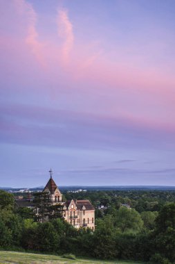 Renkli günbatımı peyzaj alanları ve Richmo üzerinde Thames Nehri üzerinde