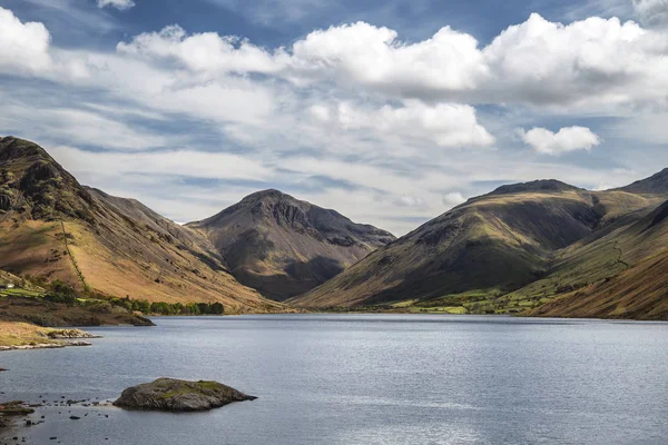 Barevné Lake District hory krajina odráží v stále la — Stock fotografie