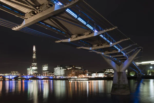 Красивий краєвид зображення Лондонська skyline в ніч дивлячись — стокове фото