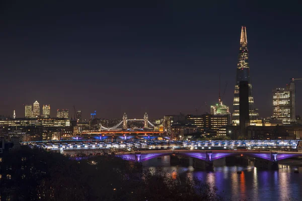Hermosa imagen del paisaje del horizonte de Londres en la noche buscando — Foto de Stock