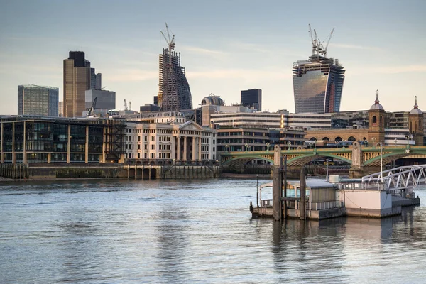 泰晤士河畔美丽的日落, 伦敦的城市 sk — 图库照片