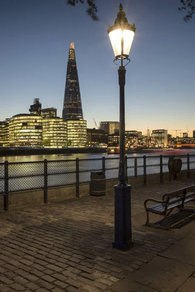 Wunderschöne Skyline-Landschaft Londons bei Nacht mit glühender Sonne — Stockfoto