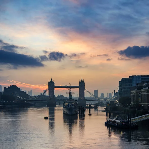 Prachtige landschap van de zonsopgang van de herfst van Tower Bridge en rivier Tha — Stockfoto