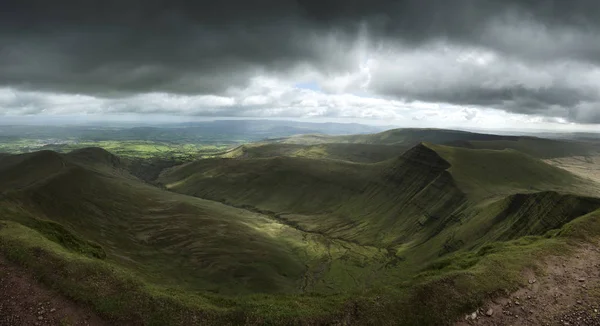 Landscape view from Pen y fan peak in Brecon Beacons with dark m — Stock Photo, Image