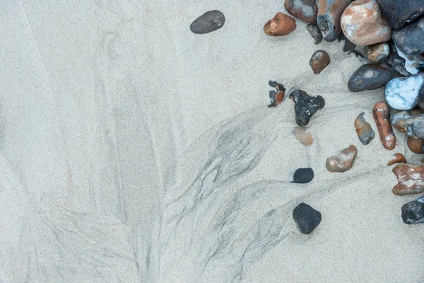 Beau paysage coloré de près de galets sur la plage de sable fin — Photo