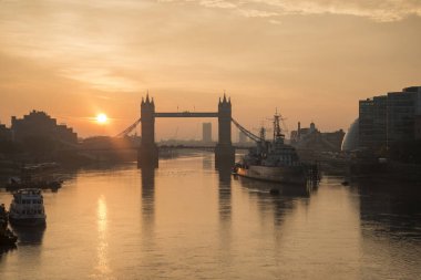 Tower Bridge ve nehir bu güzel sonbahar gündoğumu peyzaj
