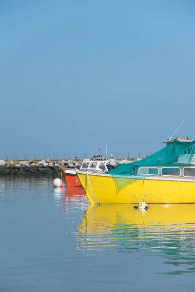 Imagem paisagem vibrante encantadora de barcos de lazer no porto — Fotografia de Stock