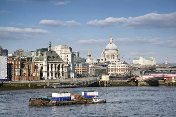 美丽的伦敦城市天际风景在蓝天夏天天 a — 图库照片
