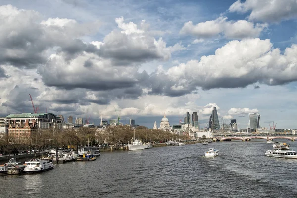 Bellissima vista panoramica dal ponte Waterloo lungo il fiume — Foto Stock