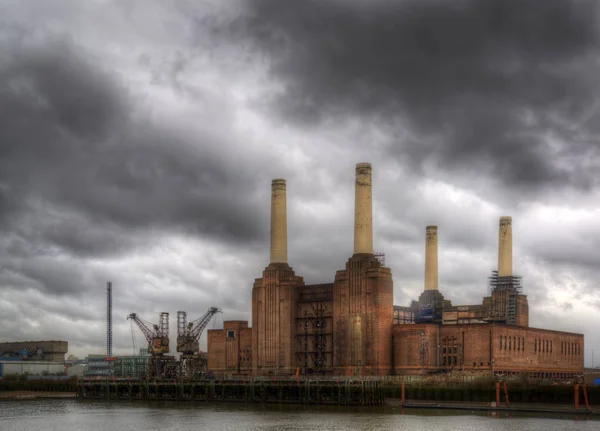 Centrale électrique de Battersea contre le ciel sombre et orageux avant le développement local — Photo