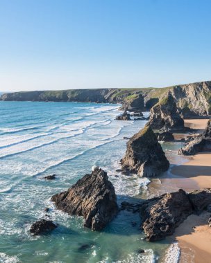 Batı merdivenlerinde Bedruthan çarpıcı alacakaranlıkta günbatımı manzara görüntü 