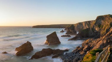 Batı merdivenlerinde Bedruthan çarpıcı alacakaranlıkta günbatımı manzara görüntü 