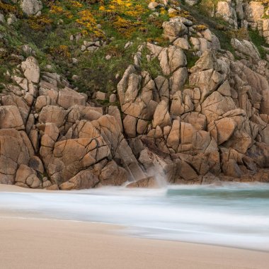 Porthcurno Beach Güney Kor üzerinde çarpıcı günbatımı manzara resim