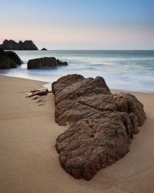 Porthcurno sahilde çarpıcı canlı gündoğumu manzara görüntü 
