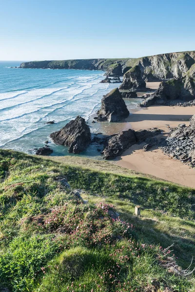 Impressionante crepúsculo pôr do sol imagem da paisagem de Bedruthan Passos no Ocidente — Fotografia de Stock