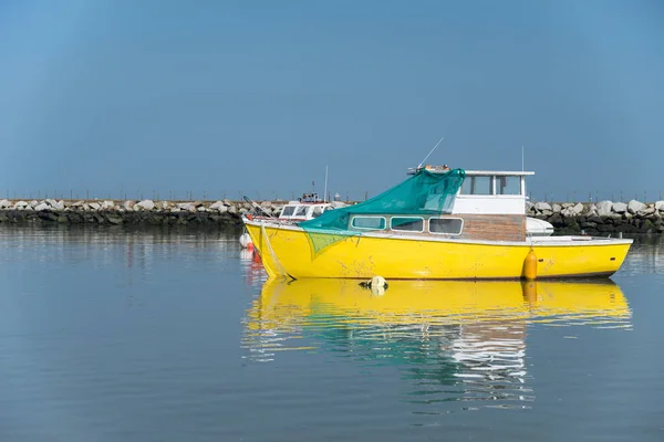 Lovely vibrant landscape image of leisure boats in harbor — Stock Photo, Image