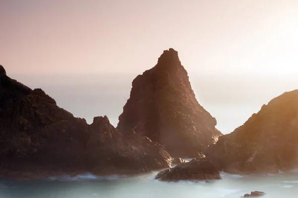 Atemberaubende lebendige Sonnenuntergang Landschaft Bild von Kynance Bucht im Süden — Stockfoto