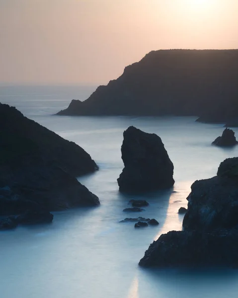 南湾 Kynance Cove の見事な鮮やかな日没の風景画像 — ストック写真