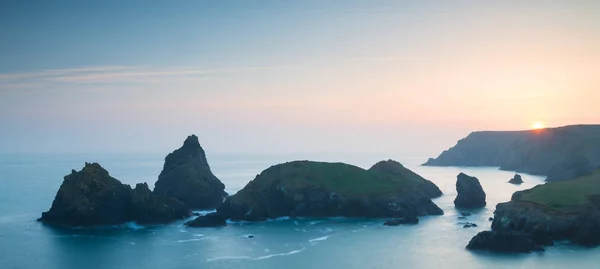 Prachtige levendige zonsondergang landschap foto van Kynance Cove op Zuid — Stockfoto