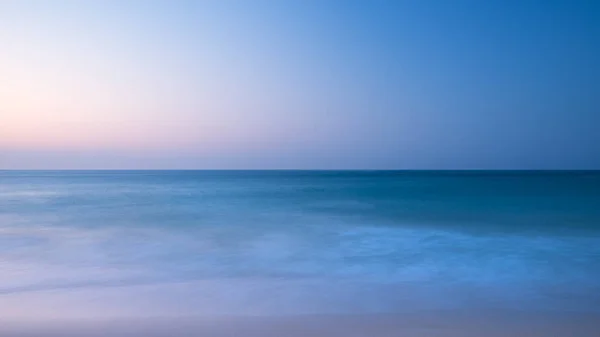 Splendida vibrantl alba immagine paesaggio di mare calmo guardando ou — Foto Stock