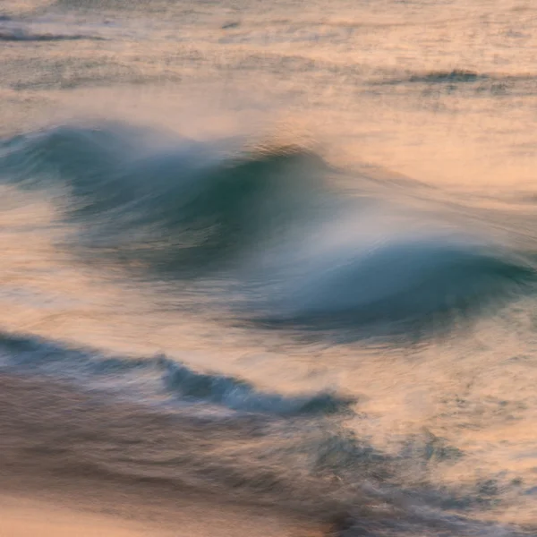 Impressionante paisagem vibrante do nascer do sol imagem da praia de Porthcurno em — Fotografia de Stock