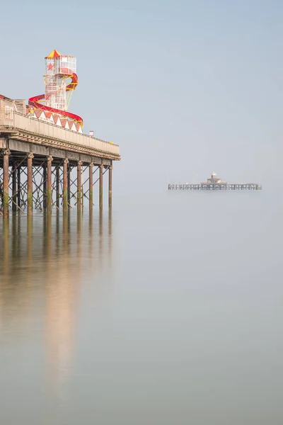 Juxtapos のカラフルな桟橋のミニマリスト芸術景観イメージ — ストック写真