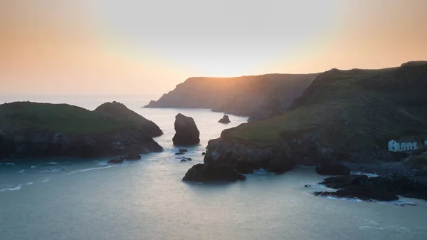 Superbe image de paysage de coucher de soleil vibrant de Kynance Cove sur le sud — Photo