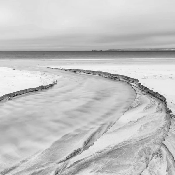 빈 해변의 사랑 스러운 미니 멀 프리 흑백 이미지 — 스톡 사진