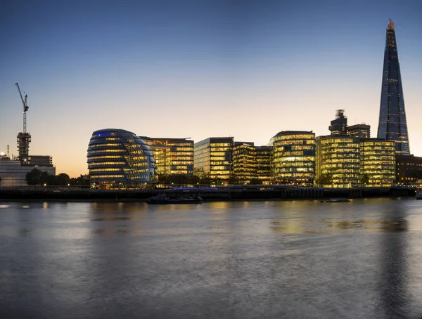 Beautiful London City skyline landschap met gloeiende ci's nachts — Stockfoto