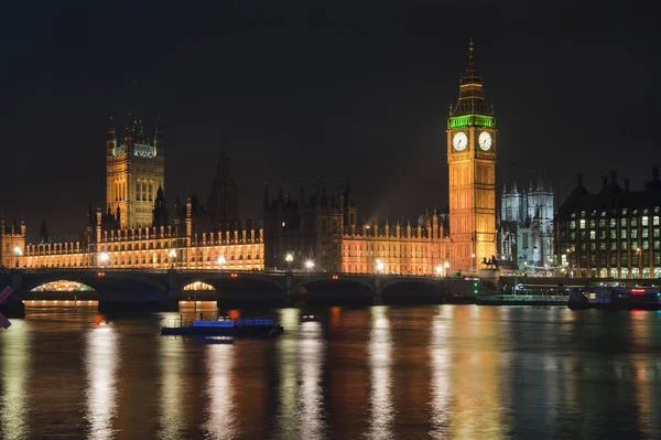 Imagem bela paisagem do horizonte de Londres à noite olhando — Fotografia de Stock