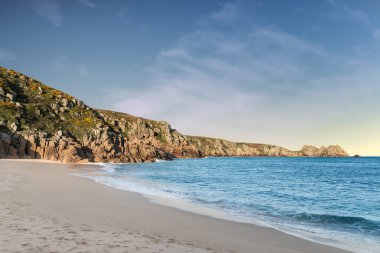 Porthcurno Beach Güney Kor üzerinde çarpıcı günbatımı manzara resim