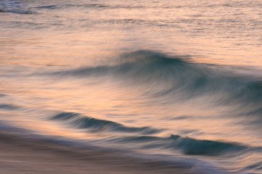 Porthcurno sahilde çarpıcı canlı gündoğumu manzara görüntü 