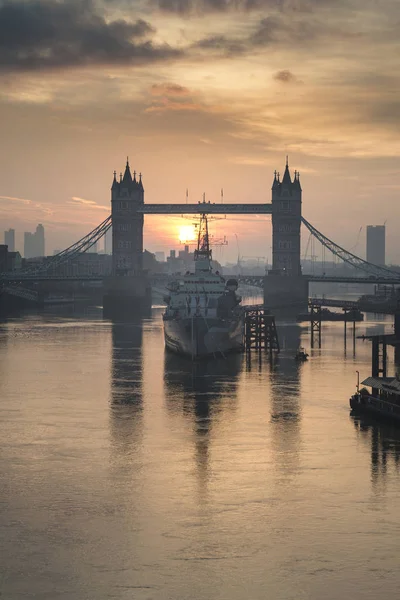 Bela paisagem do nascer do sol Outono de Tower Bridge e River Tha — Fotografia de Stock