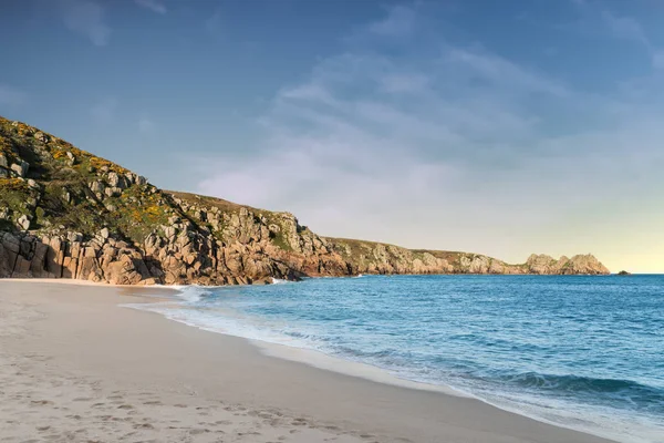 Impresionante imagen de paisaje puesta de sol de la playa de Porthcurno en South Cor —  Fotos de Stock