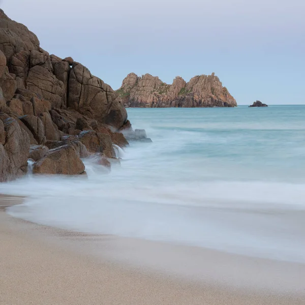 Prachtige zonsondergang landschap afbeelding van Porthcurno beach op Zuid-Cor — Stockfoto