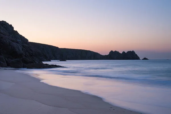 Impresionante imagen vibrante paisaje de salida del sol de la playa de Porthcurno en — Foto de Stock