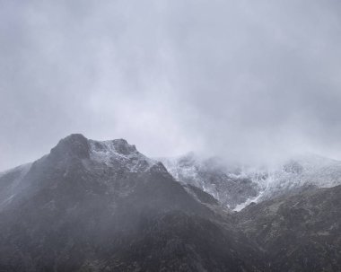 Kar kaplı Y G çarpıcı karamsar dramatik Kış manzara görüntü