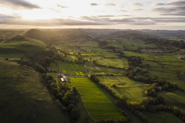 Fantastisk antenn drönare landskap bild av Peak District countrysi — Stockfoto